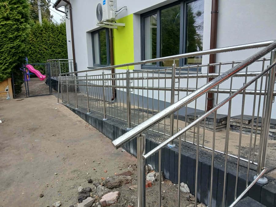 Nowoczesna klatka schodowa – balustrada na wymiar, realizacja nr 16