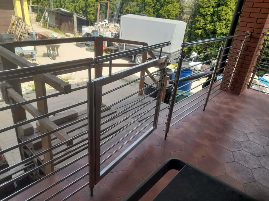 Balustrada z pochwytem szczelinowym – balustrada na wymiar, realizacja nr 21