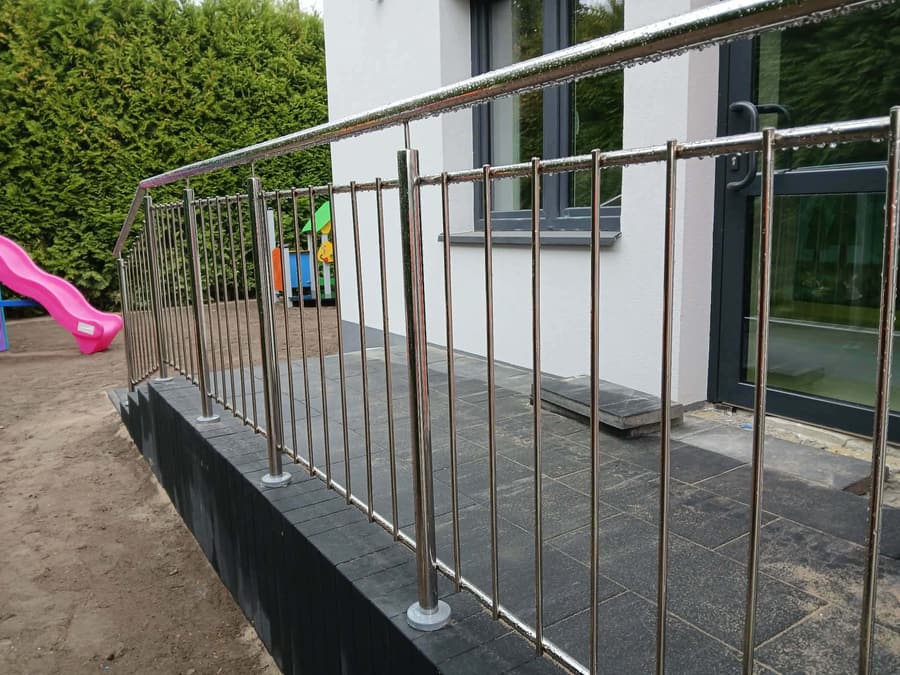 Mocowanie punktowe słupków – balustrada na wymiar, realizacja nr 05